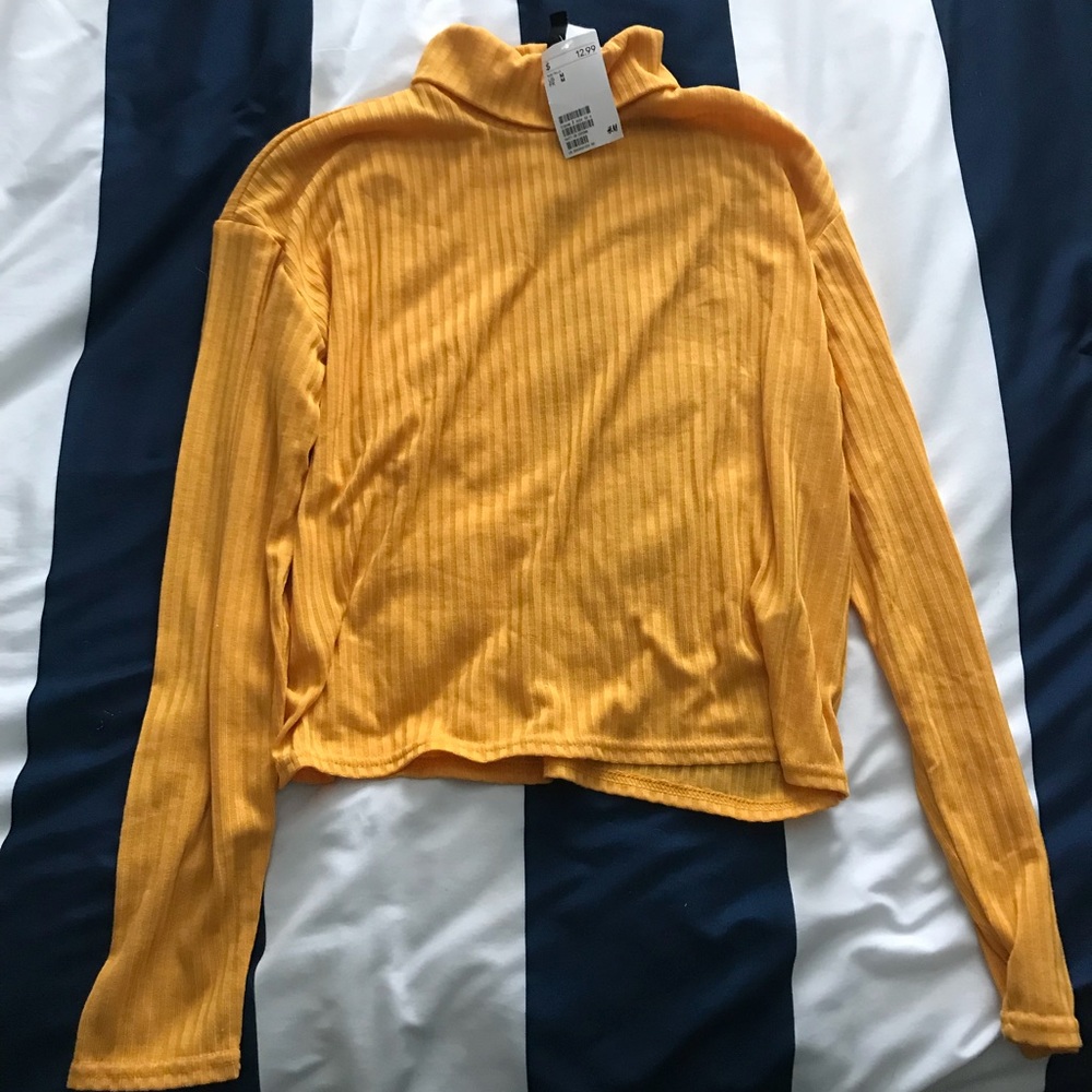 Super cute yellow/gold turtle neck long sleeve💛😻